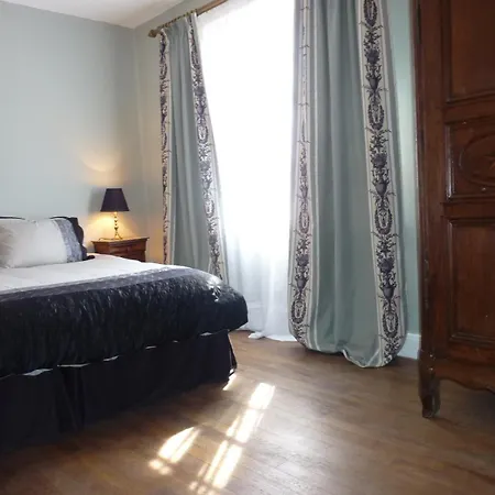 Le Logis Alexandra לינה וארוחת בוקר La Trimouille